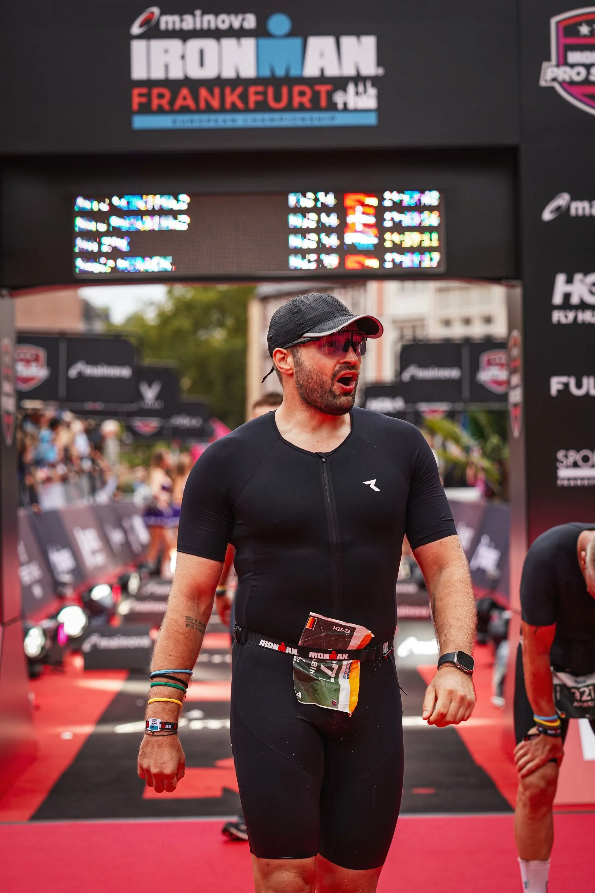 Sabin Mujagic im Zielkanal des Ironman Frankfurt