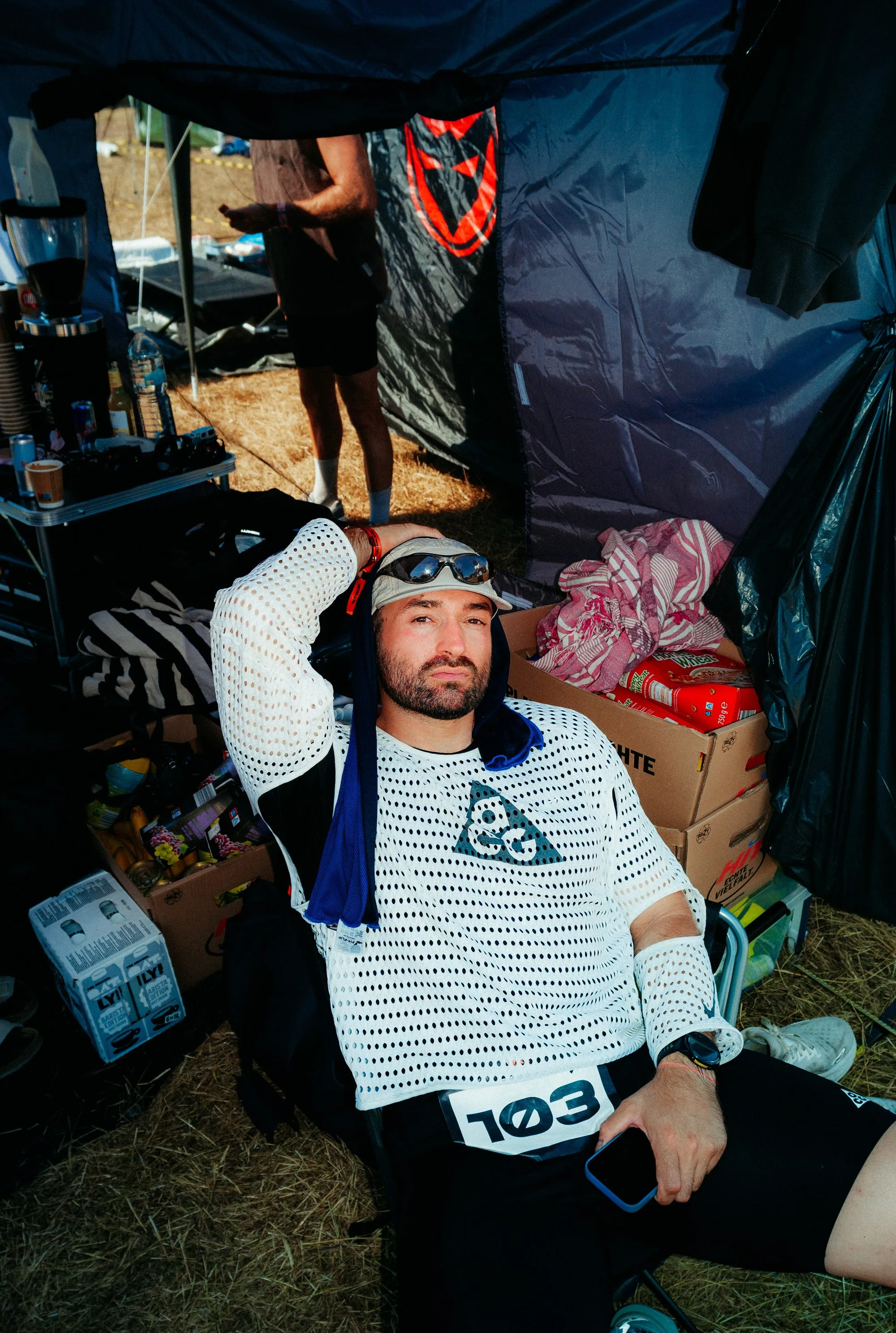 Sabin Mujagic mit Startnummer 103 im Campingstuhl unter dem Zeltdach beim Last Soul Ultra
